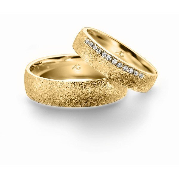 Gerstner vielsesringe i 14 eller 9 karat guld med rustik overflade og 12 diamanter i damering.